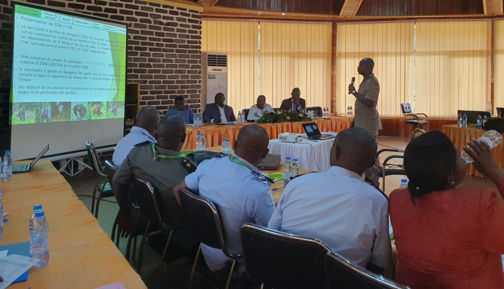 M. Mvondo Sakouma, Conservateur du sanctuaire à Gorille de Mengamé en pleine présentation des atouts du SGM