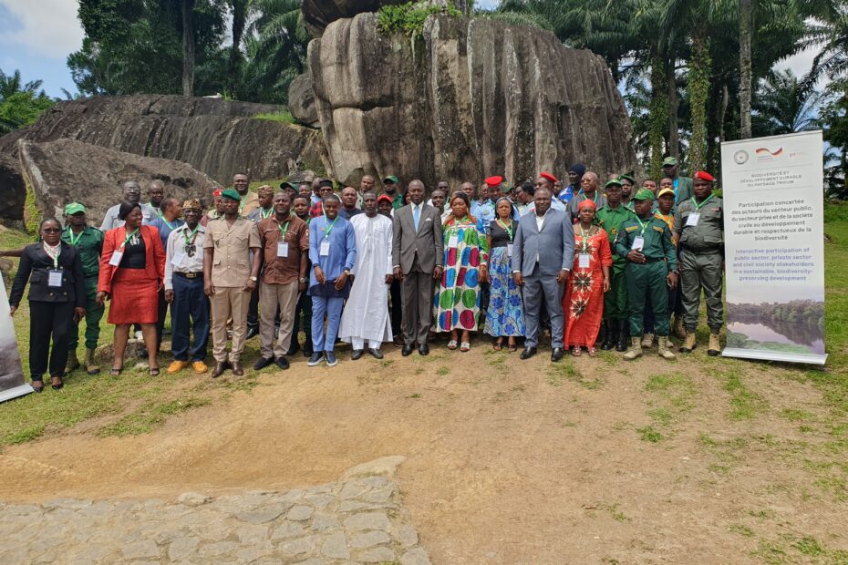 Photos de famille à la fin de l'atelier de concertation des acteurs du Sanctuaire à gorille de Mengamé